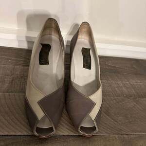 Vintage Grey Leather Pumps / Peep Toe Shoes / Stiletto Heels / Size 38 EU US 7